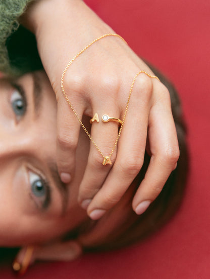 Gouden ketting met gepersonaliseerd initiaal